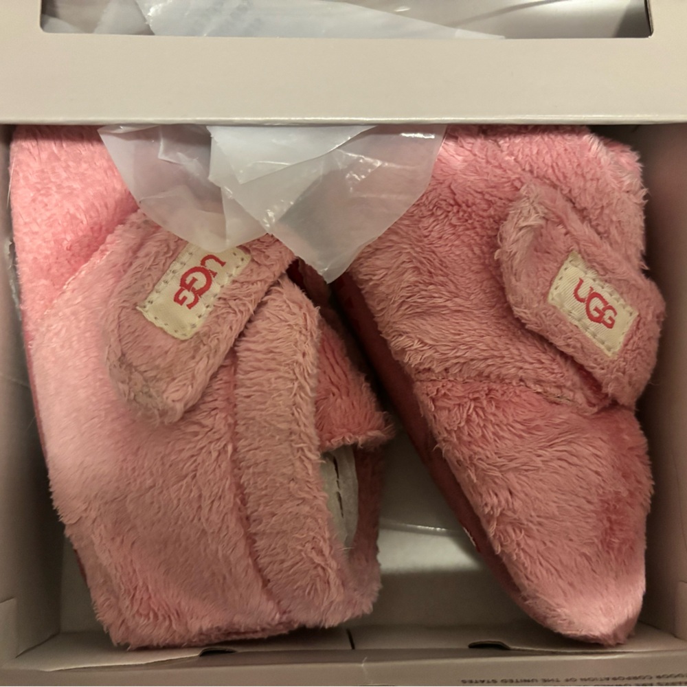 UGG I BIXBEE - 12/18 month old slippers pink (size 4/5)